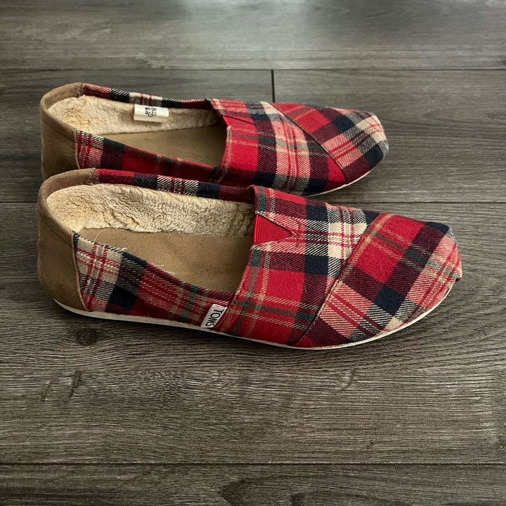 TOM’s slip on shoes in plaid. Size 8